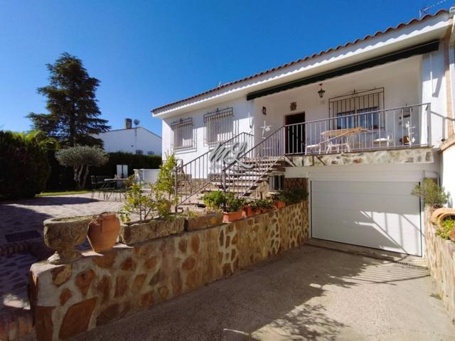 SE VENDE chalet pareado en Cobisa photo 0