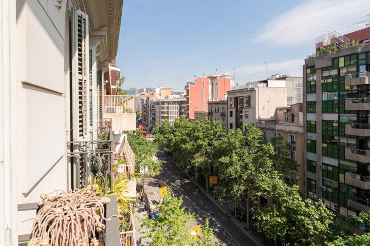 PISO EN VENTA EN HOSPITAL CLINIC-URGELL photo 0