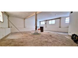 Amplia superficie comercial de mas de 200 M2, con entrada para coches y muy bien ubicada. photo 0