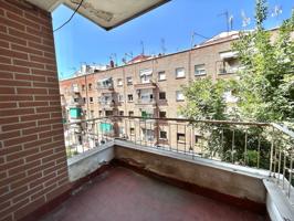 Excelente oportunidad, piso exterior de 3 dormitorios, con terraza, exterior y próximo al metro. photo 0