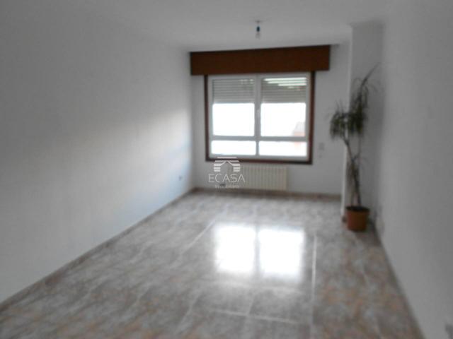 Apartamento en la plaza de Barcelos sin muebles. photo 0