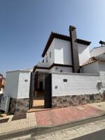 🏡 ¡Tu nuevo hogar en Cantillana te espera! Casa adosada en venta! photo 0