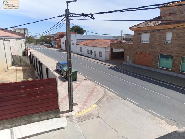 Adosado en esquina, con patio photo 0