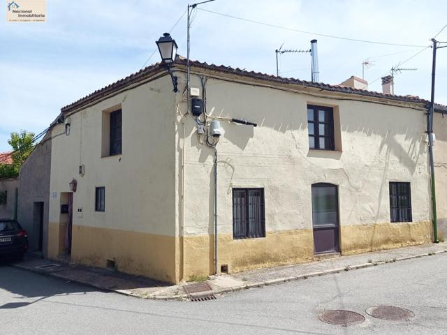Casa de pueblo junto a la iglesia photo 0