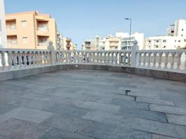 Local Comercial en Alquiler – Ubicación Céntrica con Gran Terraza photo 0