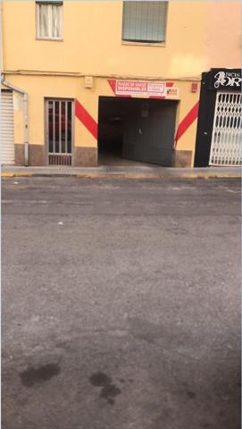 SE VENDE COCHERA EN CALLE JULIO PORALES CON PUERTA AUTOMATICA DE ACCESO photo 0