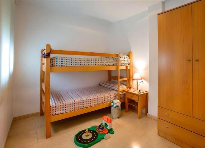 Se vende Apartamento en urbanización privada con garaje, trastero y piscina photo 0