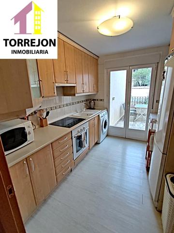 DUPLEX TRES DORMITORIOS Y DOS BAÑOS (Haz la maleta y tendrás hecha la mudanza) photo 0