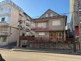 Casa con parcela en pleno casco urbano de Moaña: 300 m² de terreno, 6 dormitorios y opción de edificar en altura photo 0