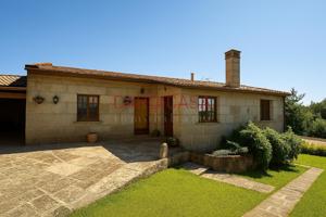 Casa rústica de planta y finca de 1800m2 en Mondariz photo 0