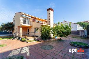 ESPECTACULAR CASA AISLADA EN VENTA EN EL CORAZÓN DE SALOU photo 0