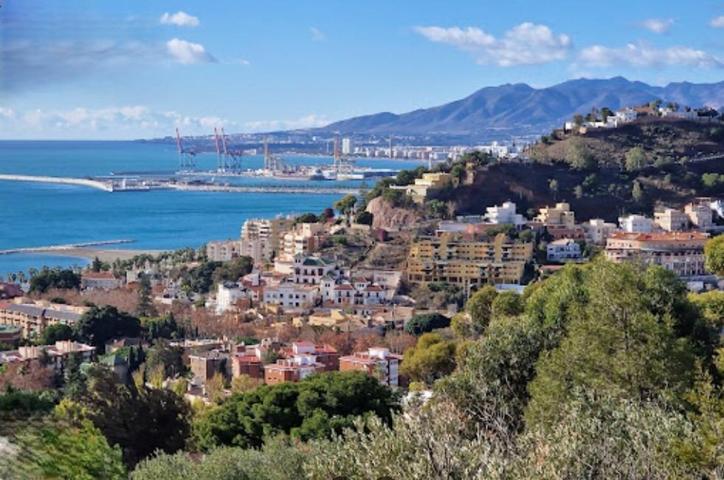 ESTUPENDO PISO EN MÁLAGA-PARQUE ARROYO CERRADO CALDERÓN photo 0