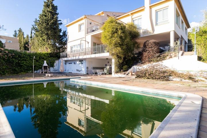 Chalet de tres plantas en una tranquila urbanización, a 3 minutos de Caravaca de la Cruz. photo 0