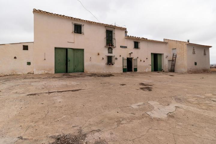 Cortijo con instalaciones para caballos y tierra de labor photo 0
