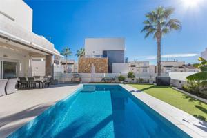 Villa En venta en Torrevieja photo 0