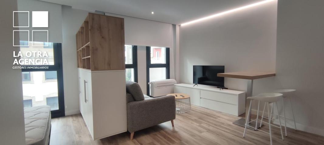 ¡Estudio amplio y moderno en alquiler en la calle Venezuela, Vigo! photo 0