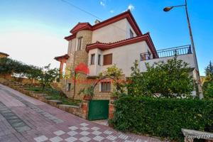 Casa - Chalet en venta en Linares de 244 m2 photo 0