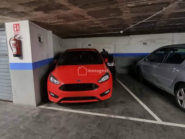 Plaza de Parking en Venta en Calle Orient, Girona photo 0