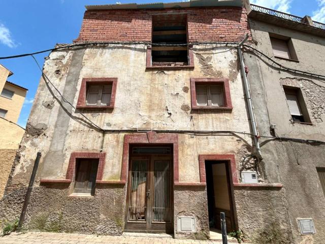 ¡Gran oportunidad en La Cellera de Ter! Casa reformada en venta en el Carrer Major photo 0