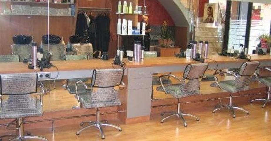 TRASPASO SALÓN PELUQUERIA EN PLENO RENDIMIENTO photo 0