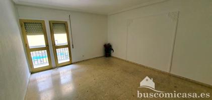 Gran piso con ubicación privilegiada en Linares photo 0