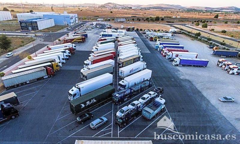 Plazas de parking para camiones y caravanas. photo 0