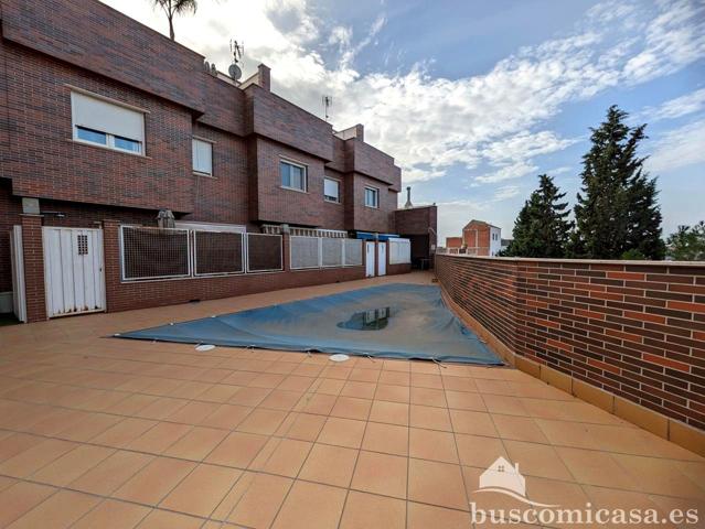 Fantástica casa con piscina comunitaria y garaje. photo 0