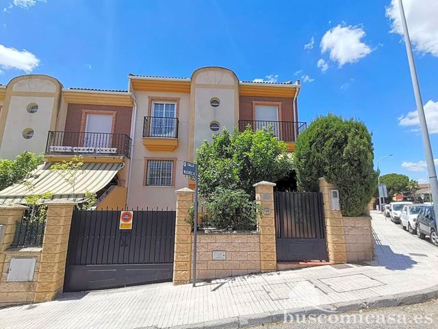 Fantástica casa de 3 plantas en buena ubicación photo 0