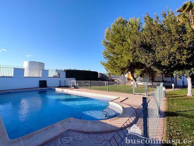 Chalet independiente con piscina, jardín y zona de estacionamiento en su planta baja. photo 0