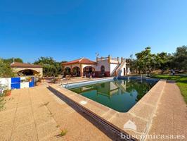 Estupenda casa con piscina en San Roque. photo 0