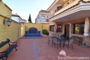 Preciosa casa con piscina. photo 0