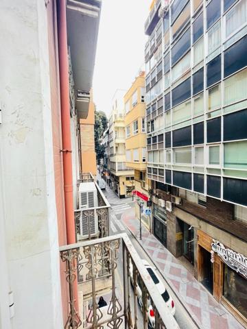 Amplia vivienda en la zona del Centro de Alicante en venta. photo 0