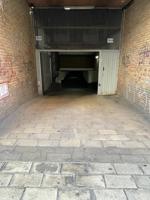 Plaza de garaje para coche grande en la calle tucumán. photo 0
