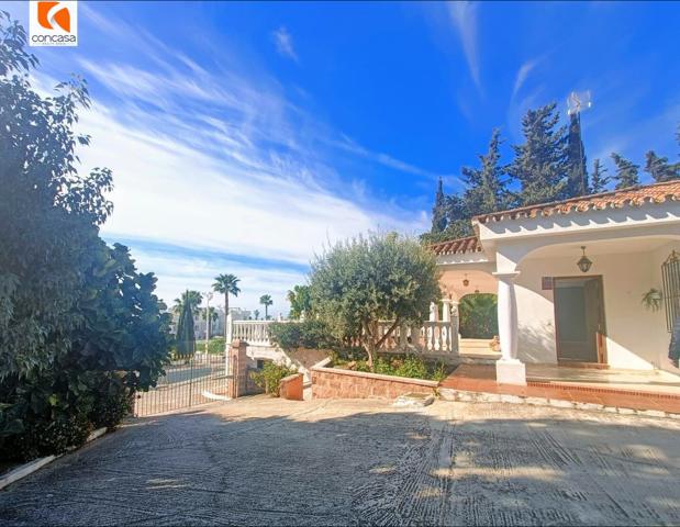 VILLA INDEPENDIENTE CON PARCELA DE 2450m2 EN ESTEPONA photo 0