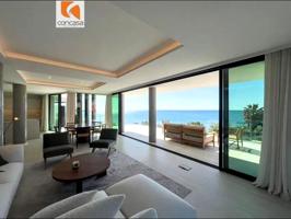 Apartamento de tres dormitorios en venta en Estepona photo 0