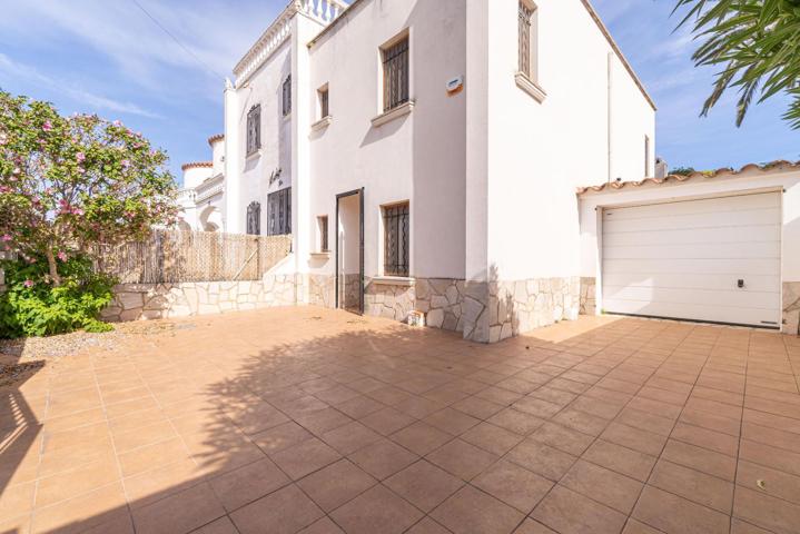 MONTGRÍ Amplia casa de 4 dormitorios con jardín y garaje, a solo unos pasos de la playa photo 0