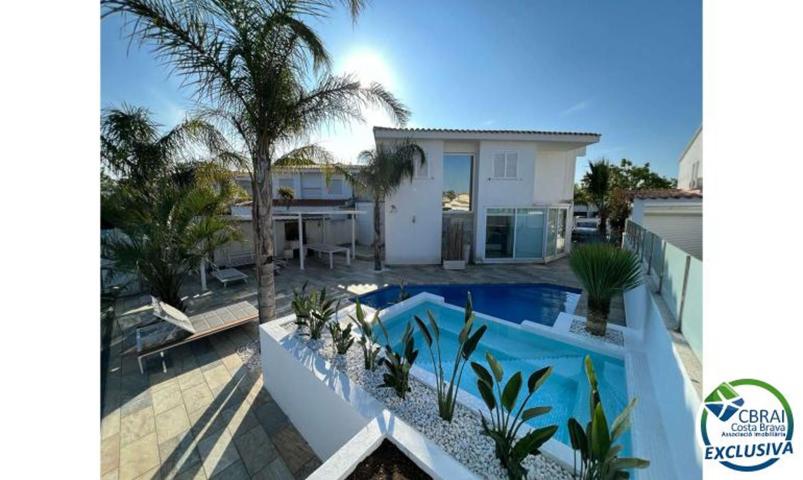 FALCONERA Empuriabrava hermosa casa moderna con piscina y amarre de 15m cerca de la playa photo 0