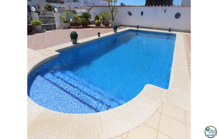 NORFEU Casa al canal con 500 m2 de terreno y lado sur en venta en Empuriabrava photo 0