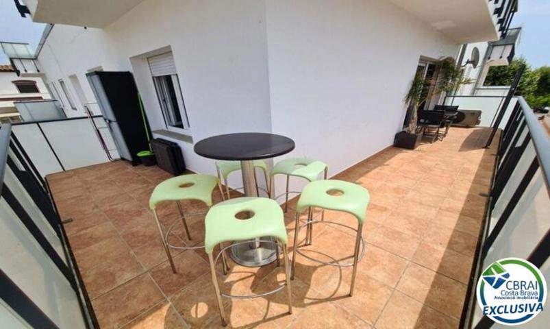 SANT MORI Apartamento reformado de 3 dormitorios, gran terraza y con  licencia turística a 300 m de la playa photo 0