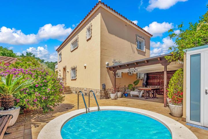 MAS NOU Amplia casa con 5 dormitorios, garaje privado, jardín,  terrazas y relajante jacuzzi photo 0