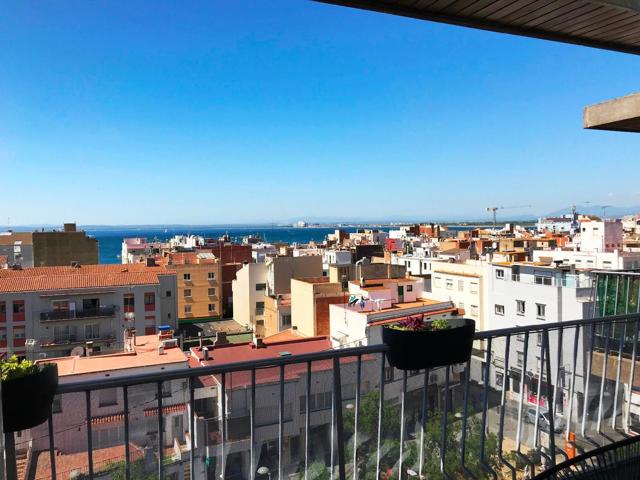 LLEVANT Ático totalmente reformado en venta en el centro de Roses, cerca de la playa photo 0