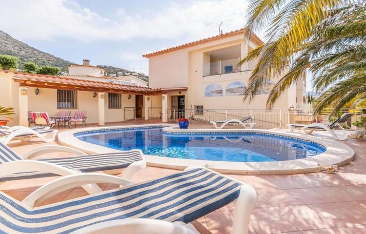 MAS FUMATS Villa completamente renovada con 3 apartamentos, piscina y garaje photo 0