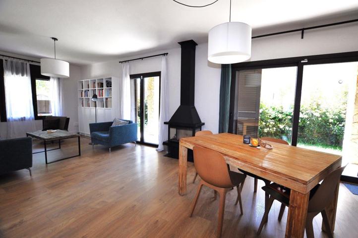 SANT PERE PESCADOR Elegante casa reformada con 4 dormitorios, espacioso garaje y precioso jardín privado photo 0