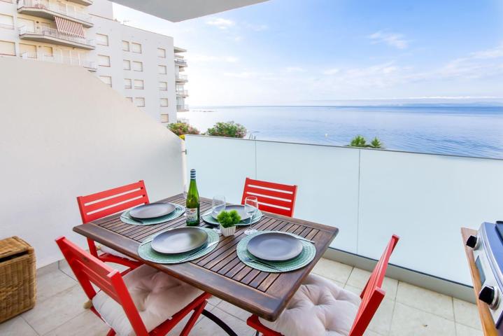 FAR ROSES Apartamento reformado con vistas al mar y licencia turística photo 0