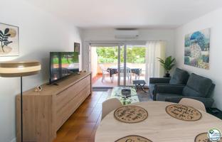 GRAN RESERVA Apartamento reformado en el centro de Empuriabrava, 2 habitaciones dobles, terraza, aparcamiento, a 150 m del mar photo 0