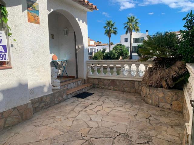 VALIRA Casa semi adosada en Empuriabrava a reformar, con amarre privado y amplia terraza photo 0