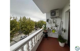 ALBERES Bonito piso en venta en la zona comercial de Empuriabrava photo 0