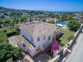 Majestuosa villa orientada al sur en una gran parcela con vistas al mar photo 0