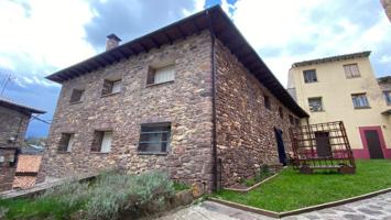 Casa grande de pueblo en Laspaúles con terreno de más de 2 hectáreas. photo 0