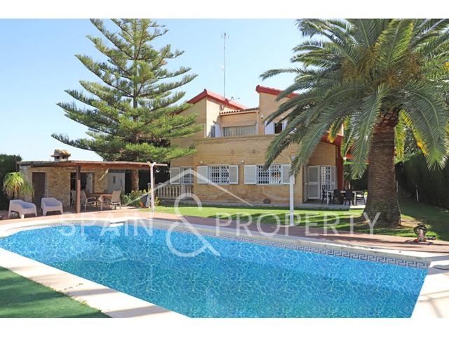 Chalet a la venta en suelo urbano en Chiva, Valencia photo 0